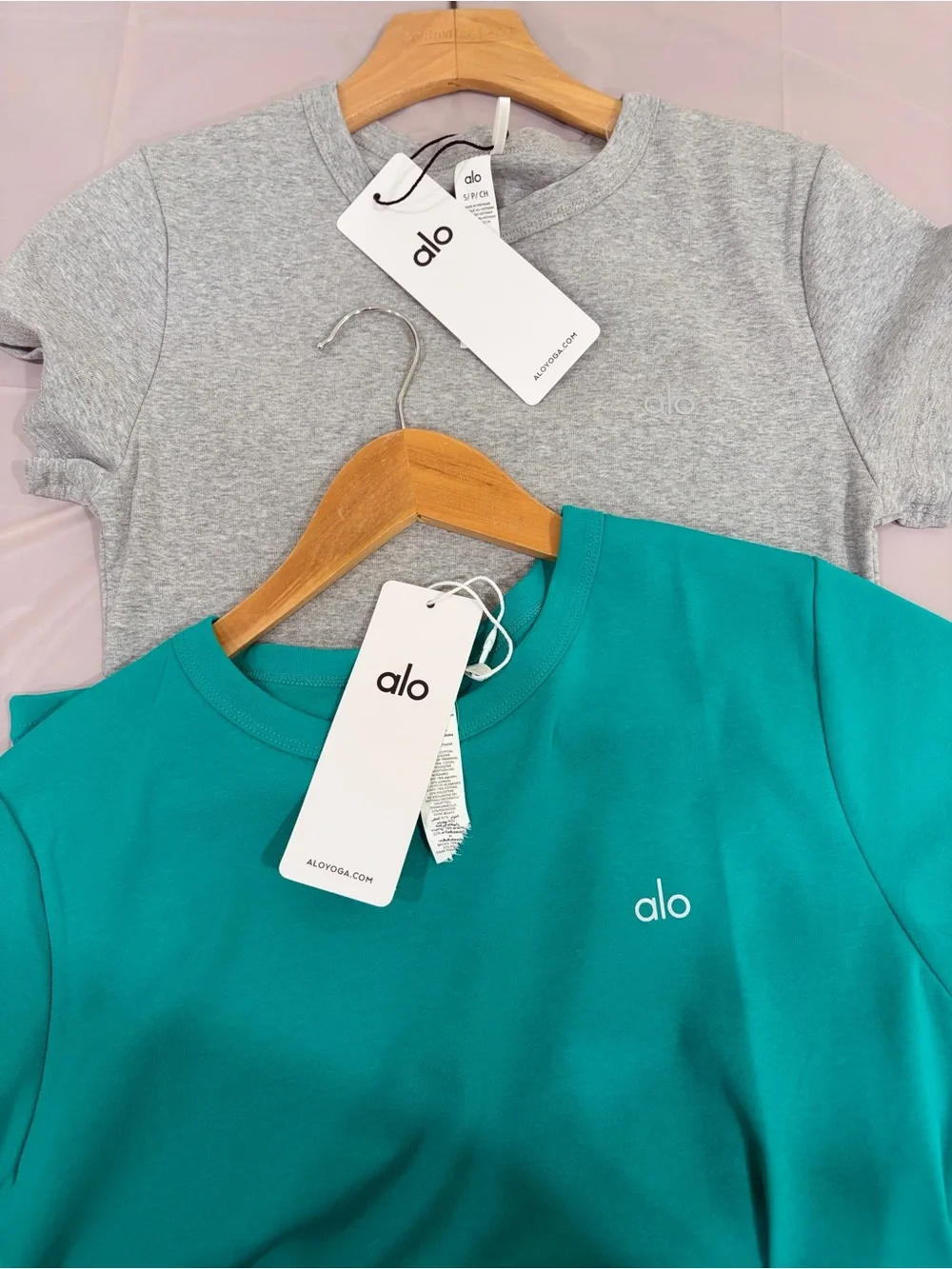 ALO Yoga Short Sleeve Crew Tee - Gray & Teal